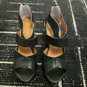 Black Seychelles wedge in size 8